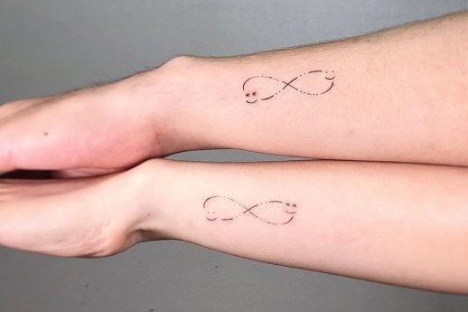 Al hacerse este tatuaje, las parejas expresan su compromiso mutuo y su deseo de estar juntos para siempre.