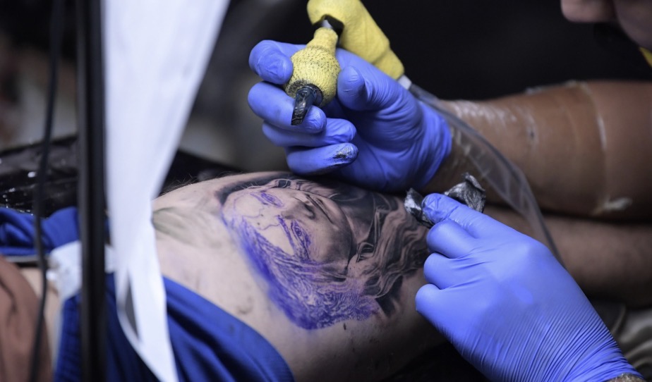 Mujer murió durante una sesión de tatuaje a domicilio en Bogotá
