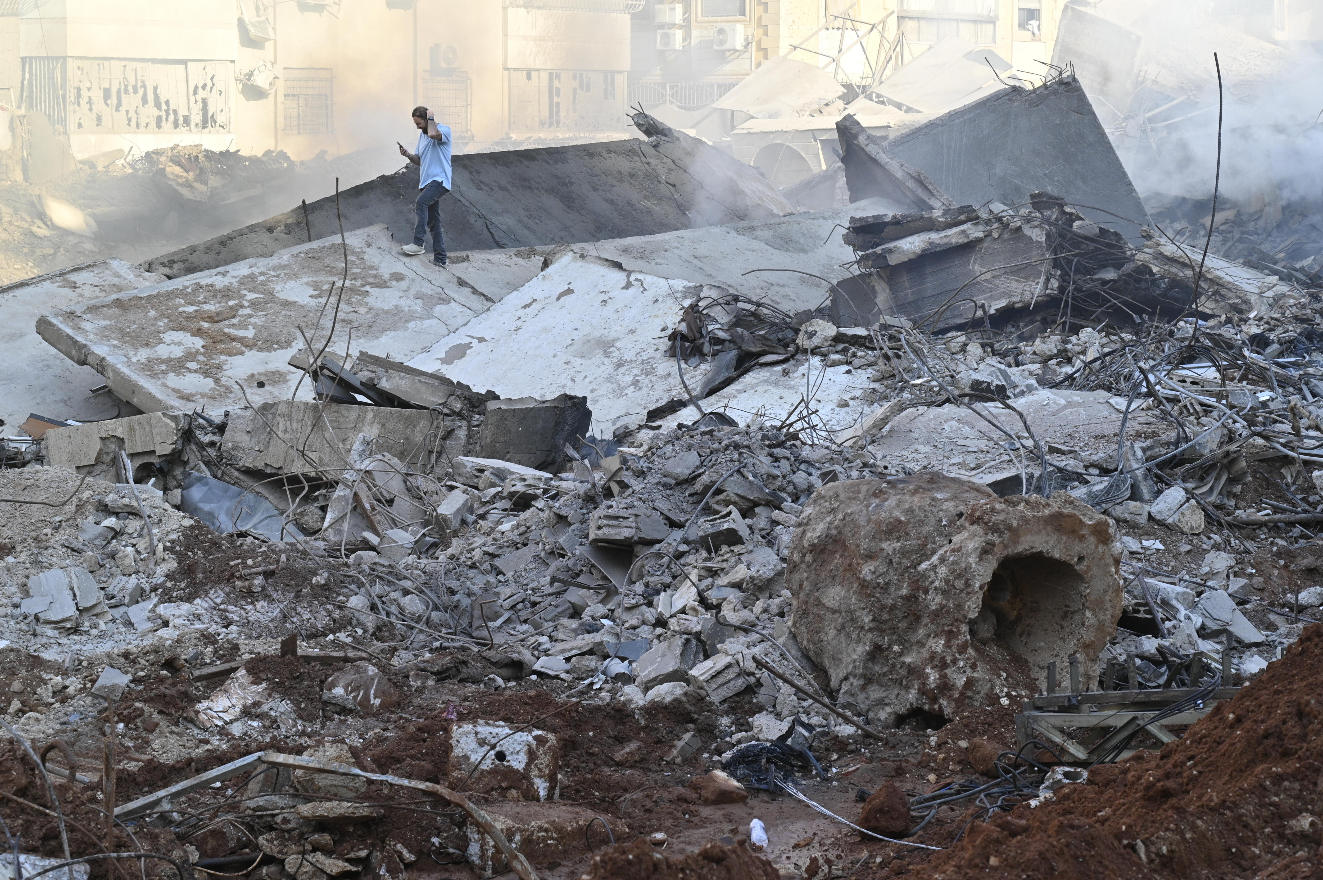 Beirut (Lebanon), 29/09/2024.- A man inspects destroyed buildings in the Haret Hreik neighborhood of Beirut's southern suburbs, after Israeli military strikes on Beirut, Lebanon, 29 September 2024. According to the UN Humanitarian Coordinator in Lebanon Imran Riza, the recent escalations in Lebanon, a 'catastrophic situation', have led to widespread destruction of homes and infrastructure across the country. At least 700 people have been killed, thousands have been injured, and nearly 120,000 people have been displaced in the past week. The Israeli army (Tsahal) said on 28 September 2024 on X (formerly Twitter) that Hezbollah leader Hassan Nasrallah was killed in an overnight strike on Beirut. Hezbollah confirmed the death of Nasrallah in a statement on 28 September 2024. (Líbano, Hizbulá/Hezbolá) EFE/EPA/WAEL HAMZEH