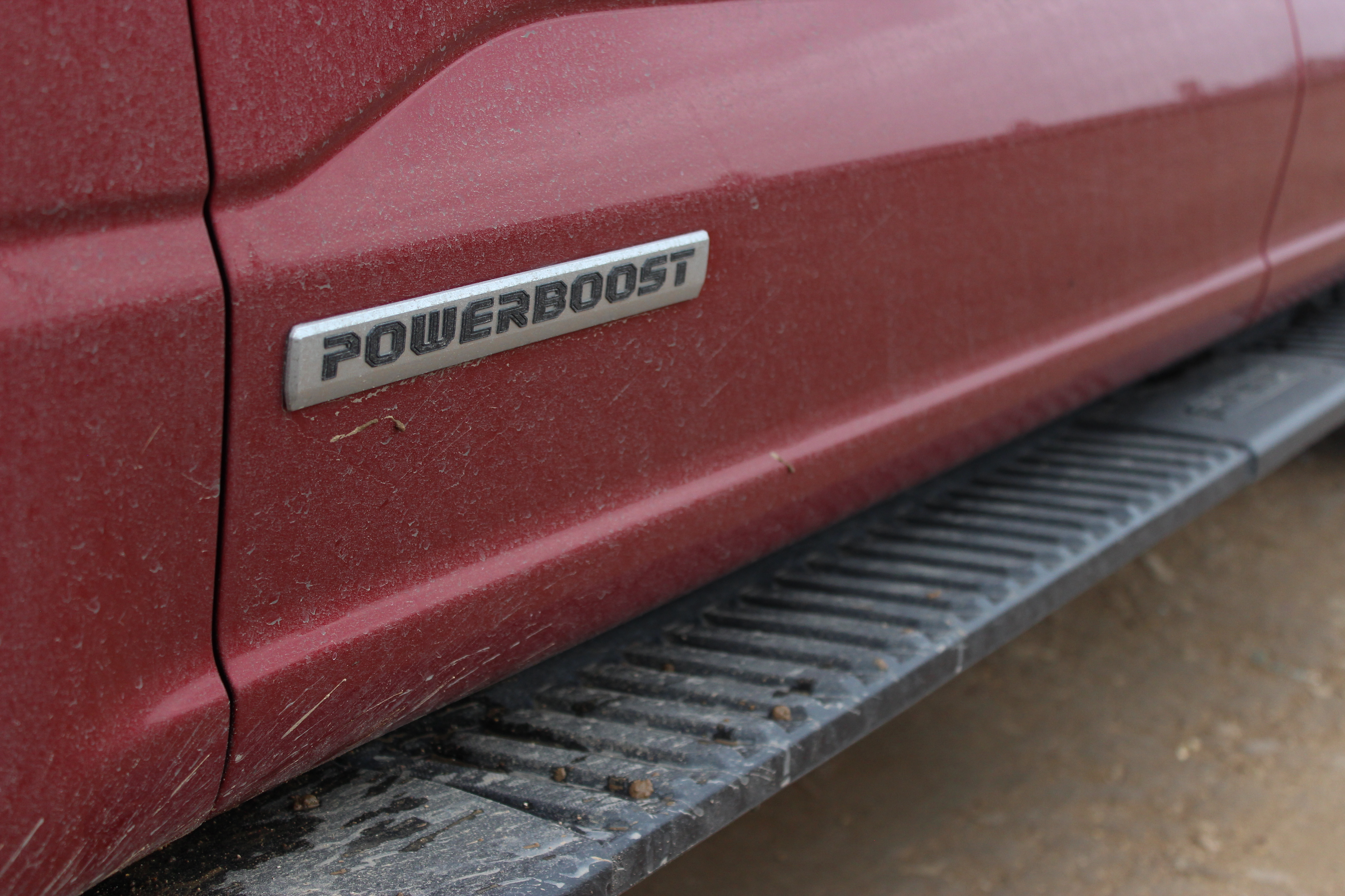 Ford asegura que un carro eléctrico puede cargar su batería con la nueva F-150 híbrida.