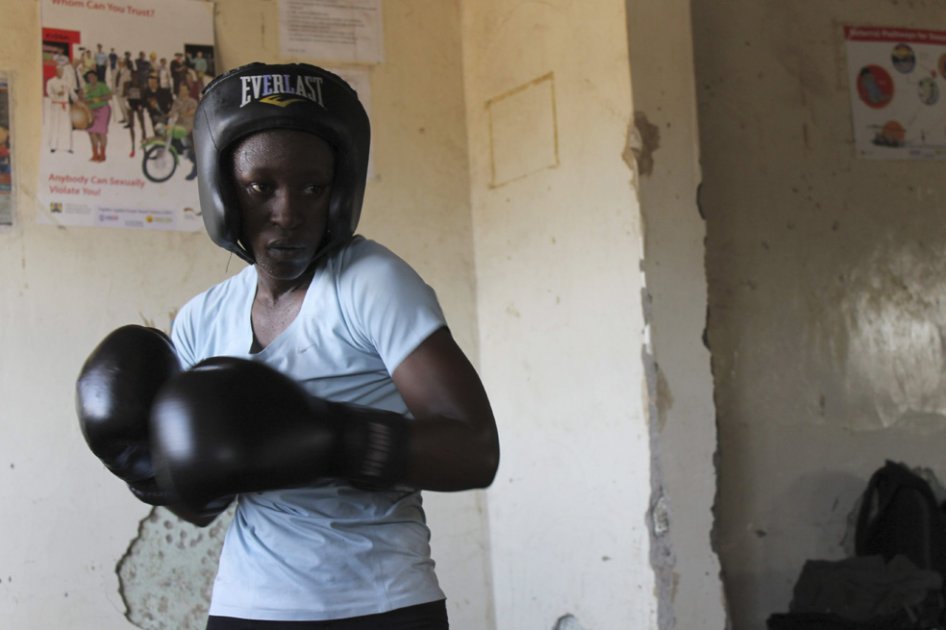 Mujeres en Kenia buscan derrotar el machismo por medio del boxeo