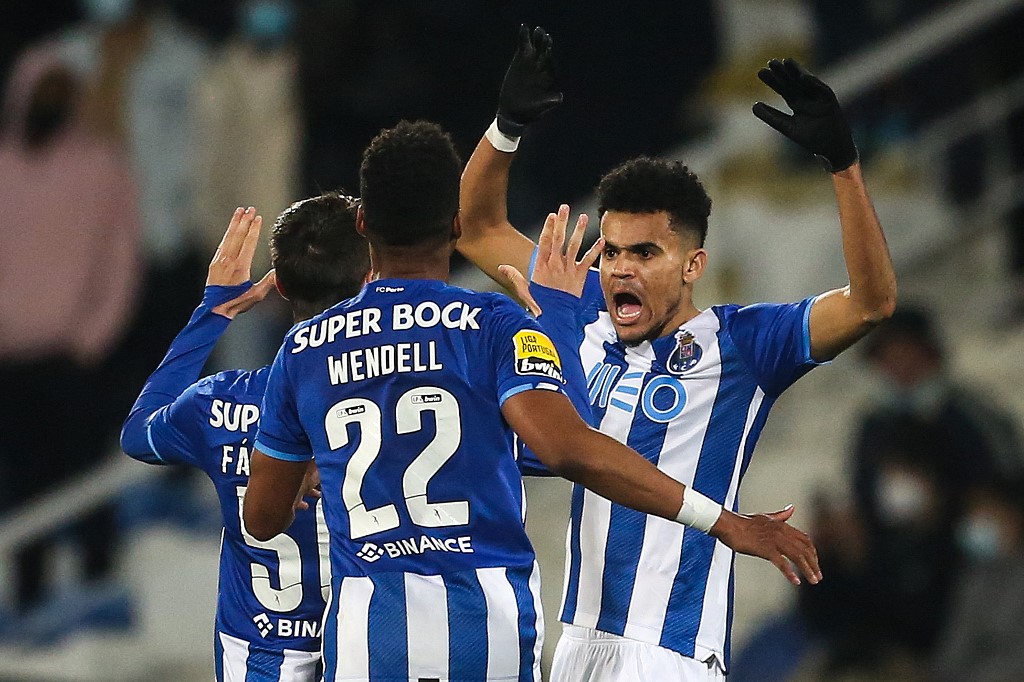 Con gol de Luis Díaz, Porto remontó y asumió en solitario el liderato