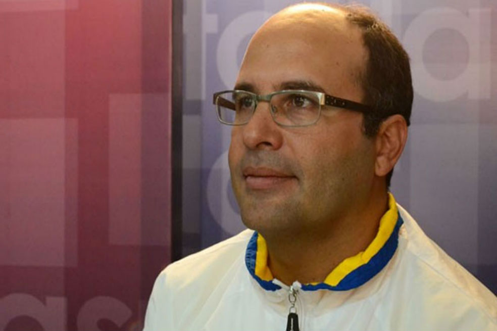 Diputado opositor venezolano denuncia que anularon su pasaporte y lo golpearon