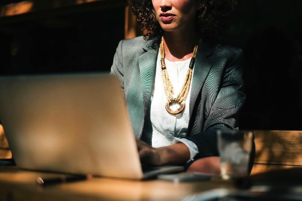 Directoras financieras aportan US$1.800 millones más que sus pares masculinos