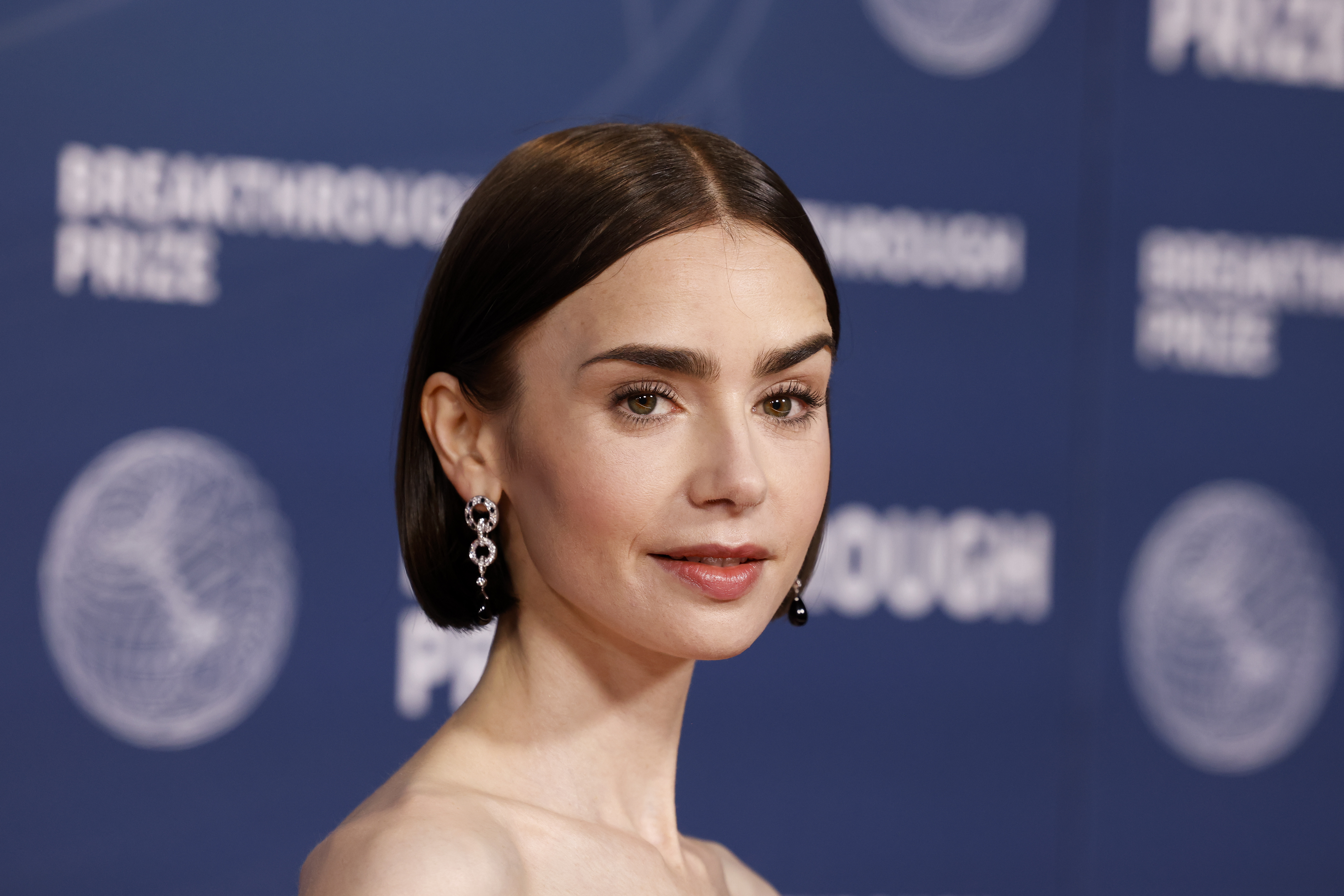 Lily Collins interpretará a Audrey Hepburn en nueva película sobre ‘Breakfast at Tiffany’s’