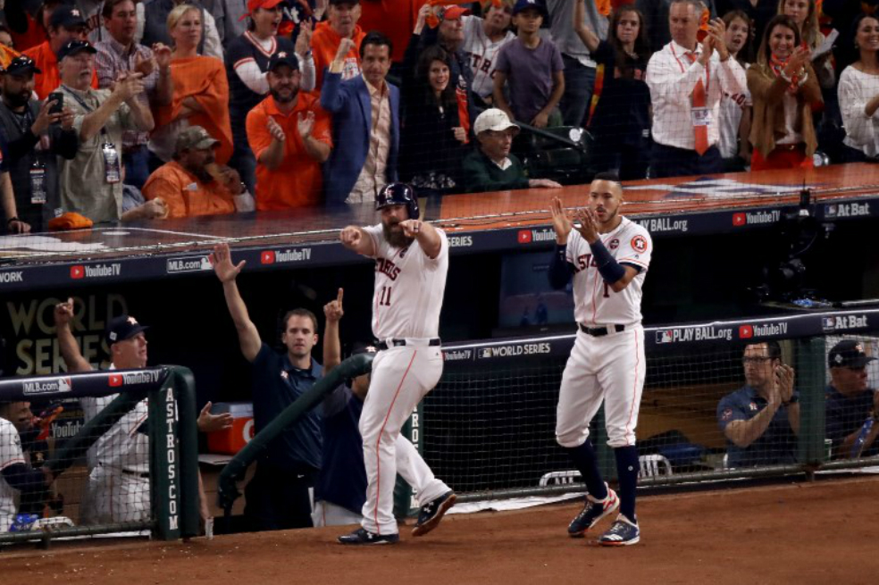 Astros vencen a Dodgers y ponen la Serie Mundial 2-1 a su favor