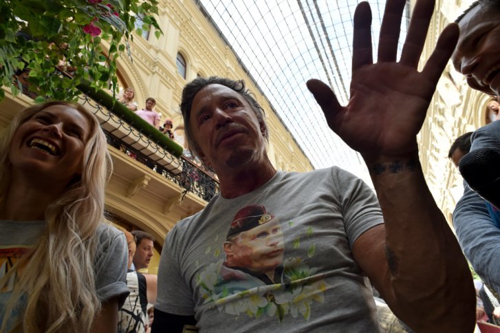La estrella hollywoodense Mickey Rourke expresó su admiración por Vladimir Putin al lucir una camiseta con la imagen del rostro del presidente ruso en un acto publicitario. /AFP