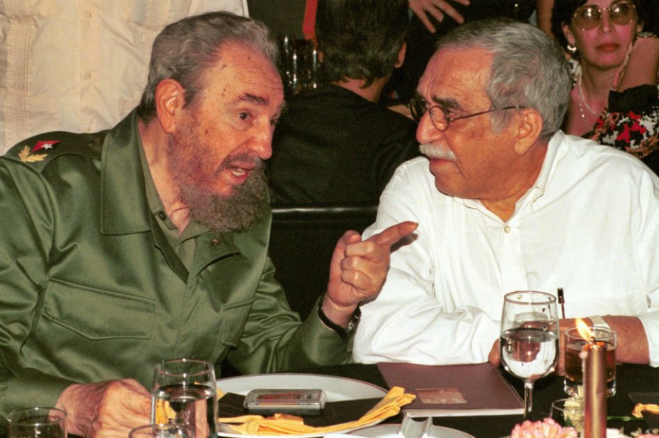 Fidel Castro conversando en La Habana con el escritor Gabriel García Márquez durante la cena de gala del II Festival Internacional del Habano.