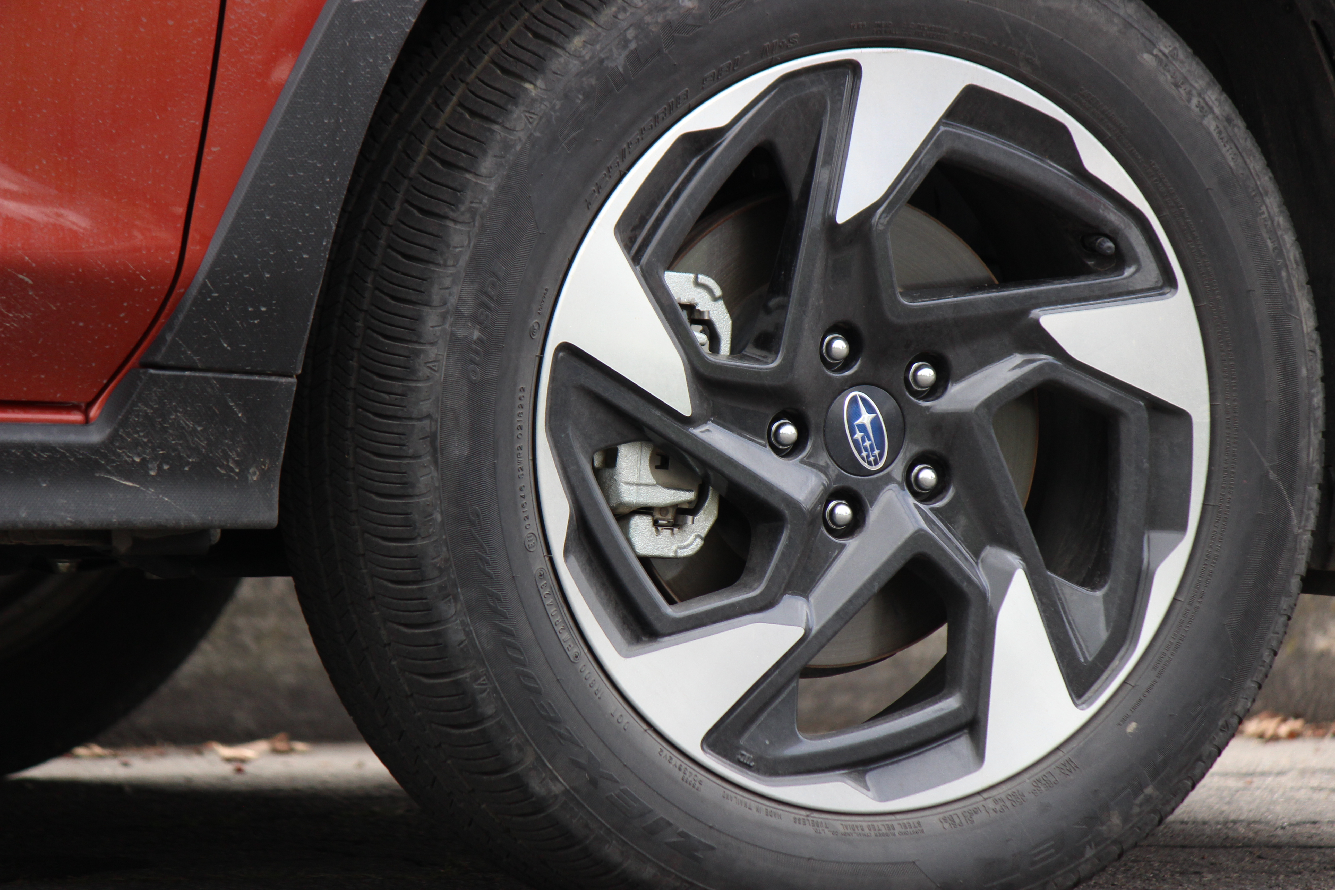 La versión Limited (fotos) lleva ruedas de especificación 225/55R18.