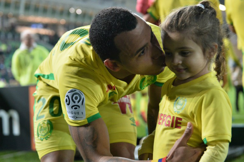 Felipe Pardo besa a su hija, después de sentenciar la victoria del Nantes con un golazo. / AFP