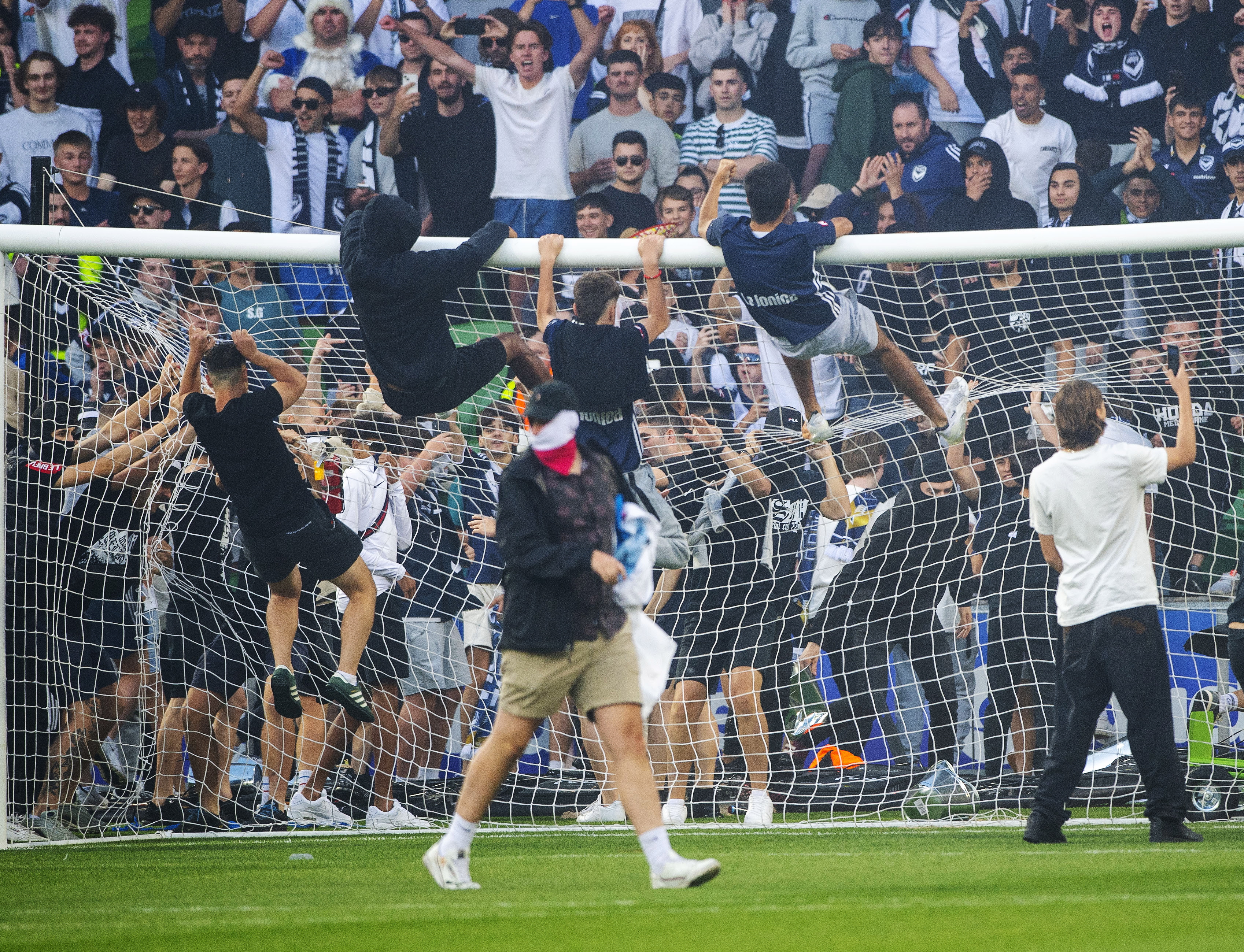 Melbourne (Australia), 17/12/2022.- Melbourne Victory fans invade the pitch during the Australian A-League men's soccer match between Melbourne City and the Melbourne Victory at AAMI Park in Melbourne, Australia, 17 December 2022. The match was abandoned after fans attacked Melbourne City goalkeeper Tom Glover in a violent pitch invasion. (Atentado) EFE/EPA/WILL MURRAY AUSTRALIA AND NEW ZEALAND OUT