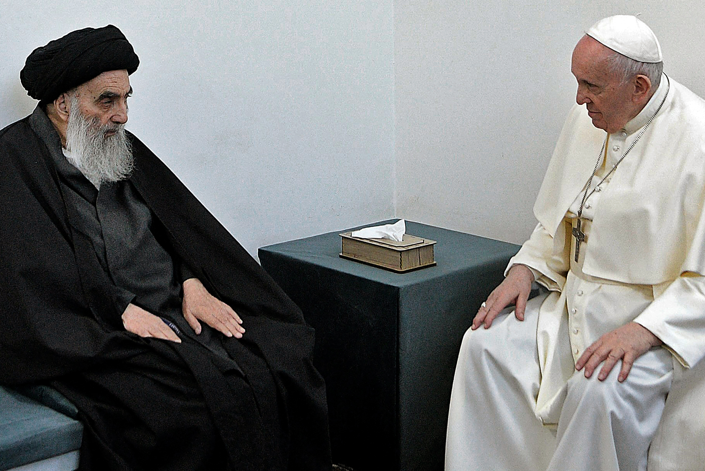 Este gran acontecimiento interreligioso viene a confirmar el aura del dignatario chiita quien, desde la invasión estadounidense de Irak en 2003, convenció a millones de iraquíes para que salieran a las calles, a las urnas e incluso al combate.