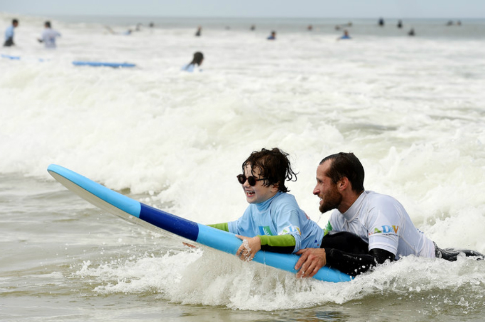 Los jóvenes con discapacidad visual que se animaron a surfear