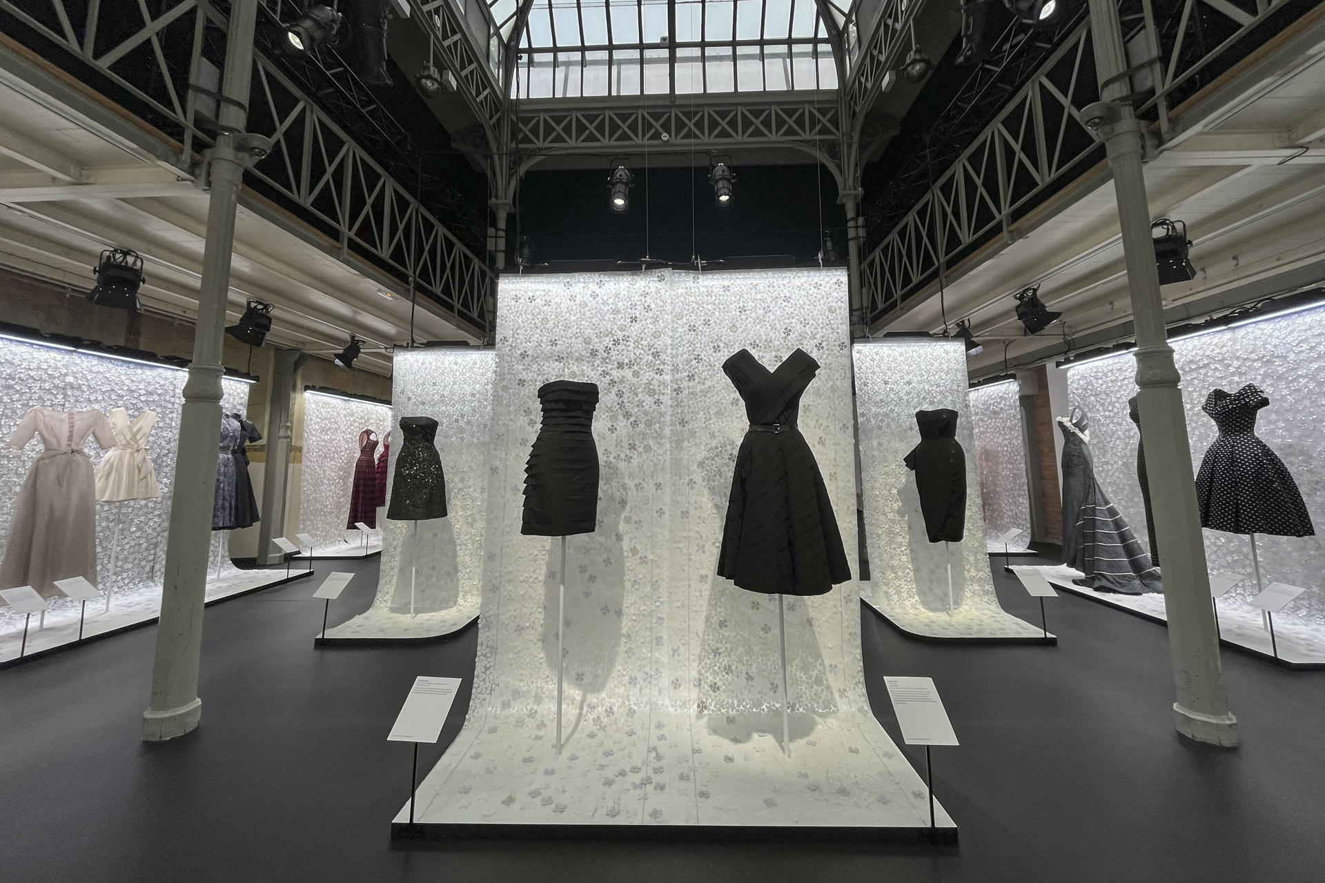 Piezas inéditas de Dior se podrán apreciar en dos exposiciones en París