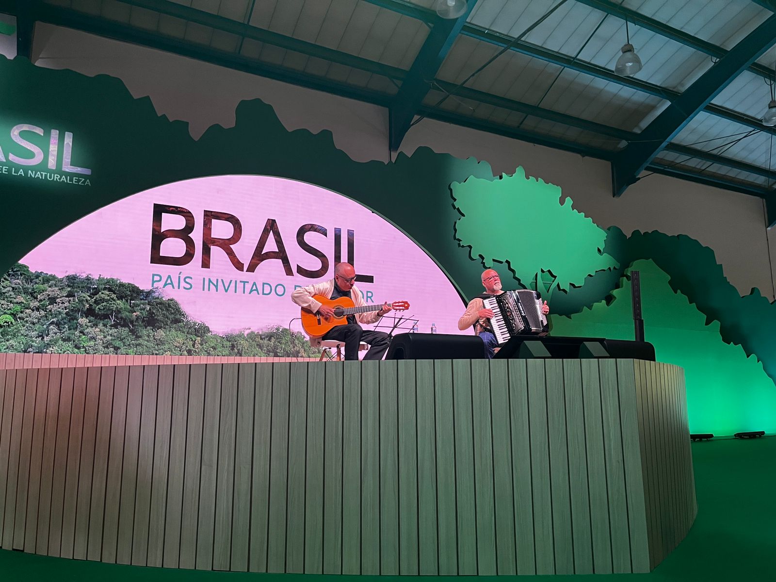 Los músicos brasileños Toninho Ferragutti en el acordeón y Fábio Leal en la guitarra presentaron un repertorio de diferentes géneros de su país en el pabellón de Brasil.