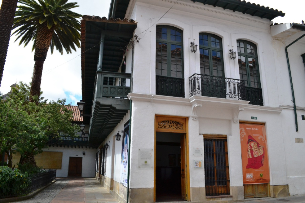 El Museo de Trajes fue fundado por Edith Jiménez de Muñoz con el propósito de generar un espacio de diálogo alrededor de los trajes nacionales y la historia del país.
