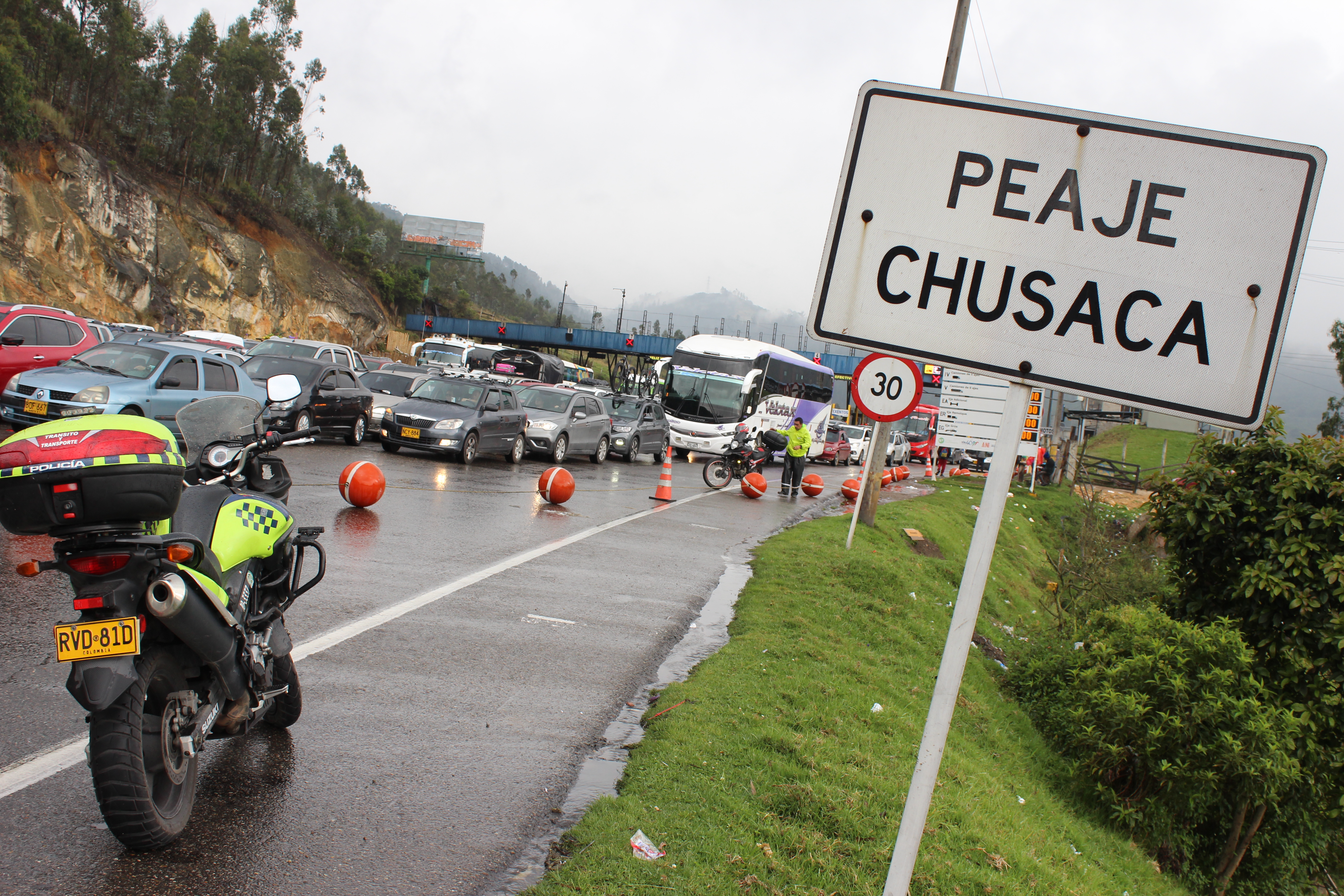 Viajeros que inician plan retorno de semana santa desde el peaje de Chusacá en Soacha hasta el sector de Bosa en Bogotá