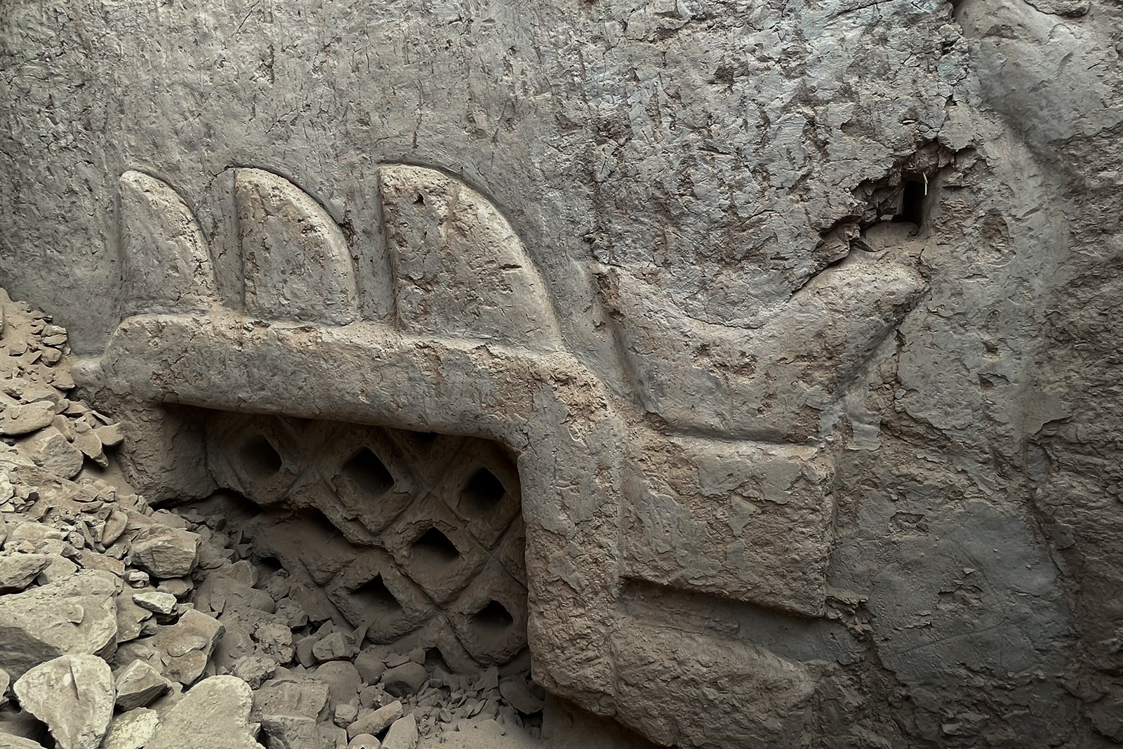 Descubren mural prehispánico intacto de más de 3.000 años en norte de Perú
