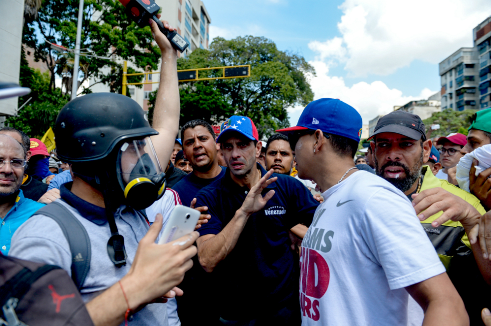 Maduro asegura que Capriles está dirigiendo disturbios y saqueos en Venezuela
