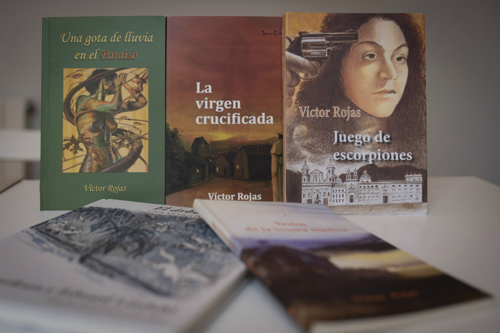 “Yo empecé a estudiar y publiqué el primer libro en edición bilingüe, un libro de poemas, y ese libro tuvo mucho éxito en Suecia. Se vendió toda la edición y empezaron a llegar premios. Eso abrió muchas puertas”, cuenta. A finales de la década de los noventa, recibió su primer premio otorgado por la Federación de Escritores de Suecia como escritor extranjero del año, lo cual le brindó no solamente una merecida alegría, sino la apertura a un mundo de oportunidades en el que hoy todavía se desenvuelve. Poco tiempo después, recibió el Premio anual de la Cultura de su ciudad, y posteriormente el Premio literario de la Academia de Småland, una distinción como escritor del año, otorgado por la ABF (círculos de formación cultural de los obreros suecos) en 2004, premio de la Academia Sueca y el más importante que otorga el país nórdico a un escritor después del Nobel.
