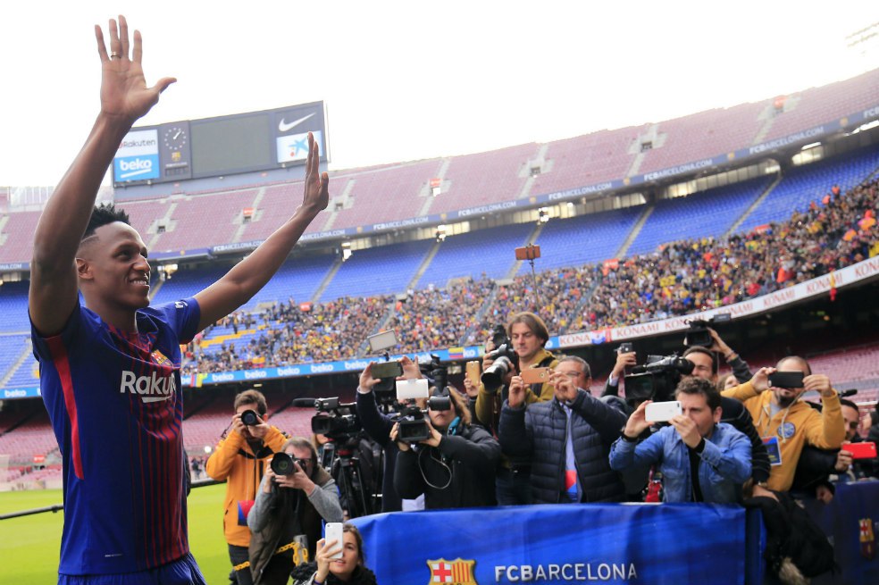 Yerry Mina entrena en Barcelona, pero piensa en Inglaterra