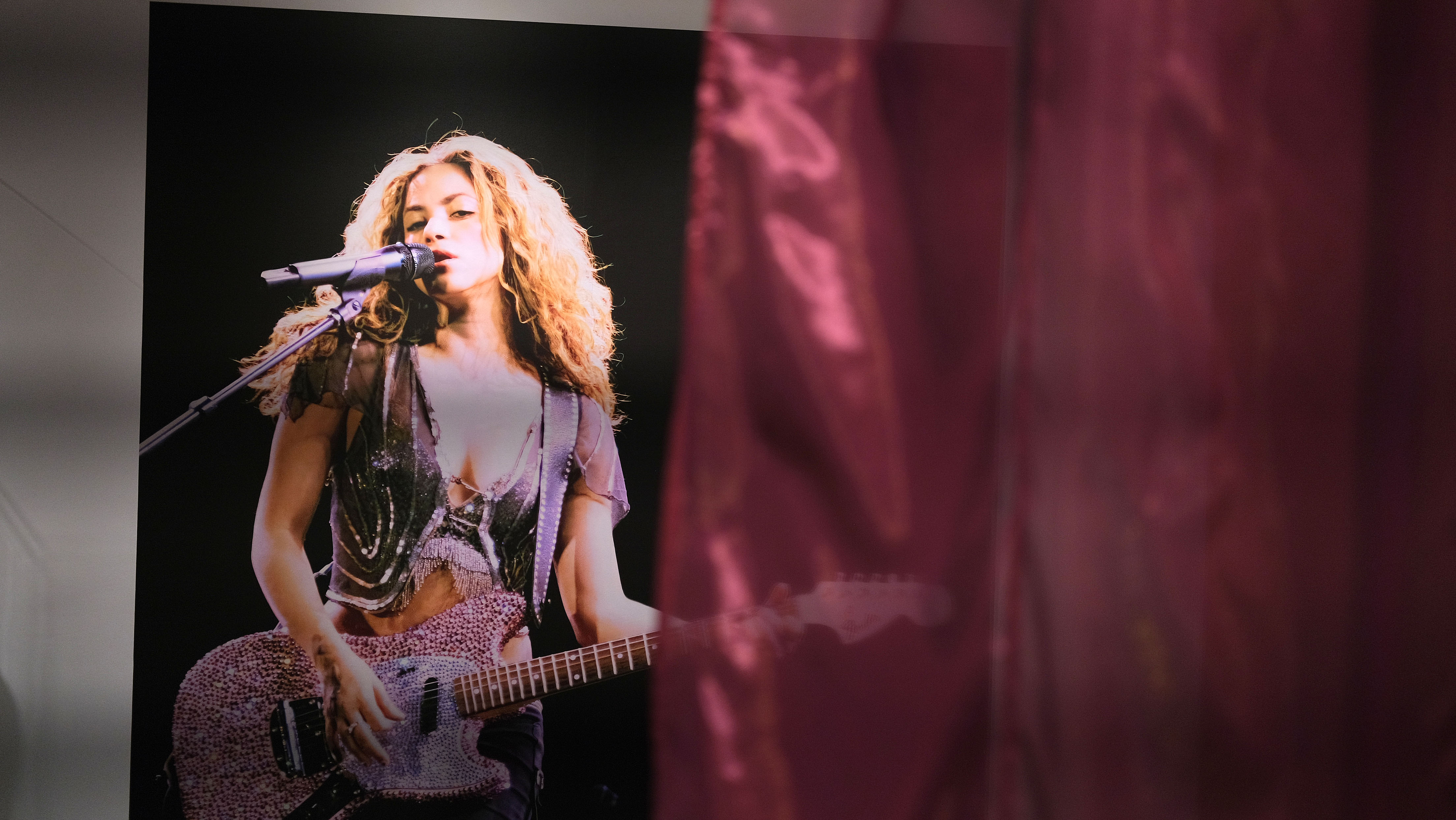 USA4718. LOS ÁNGELES (ESTADOS UNIDOS), 03/03/2023.- Fotografía de un cuadro con la imagen de la cantante colombiana Shakira durante una presentación de su tour mundial "Fijación Oral", colgado en la exposición "Shakira: The Grammy Museum Experience", que recibe a los visitantes hoy en el Museo de los Grammy de Los Ángeles, California (EE.UU.). La exposición pretende romper las ideas preconcebidas que se tienen de la cantante colombiana Shakira al mostrar la versatilidad y todos los matices que envuelven su carrera. Cantante, compositora, bailarina, música y productora son palabras que describen a una de las latinas más reconocidas de la industria musical y la cultura popular. EFE/ Guillermo Azábal