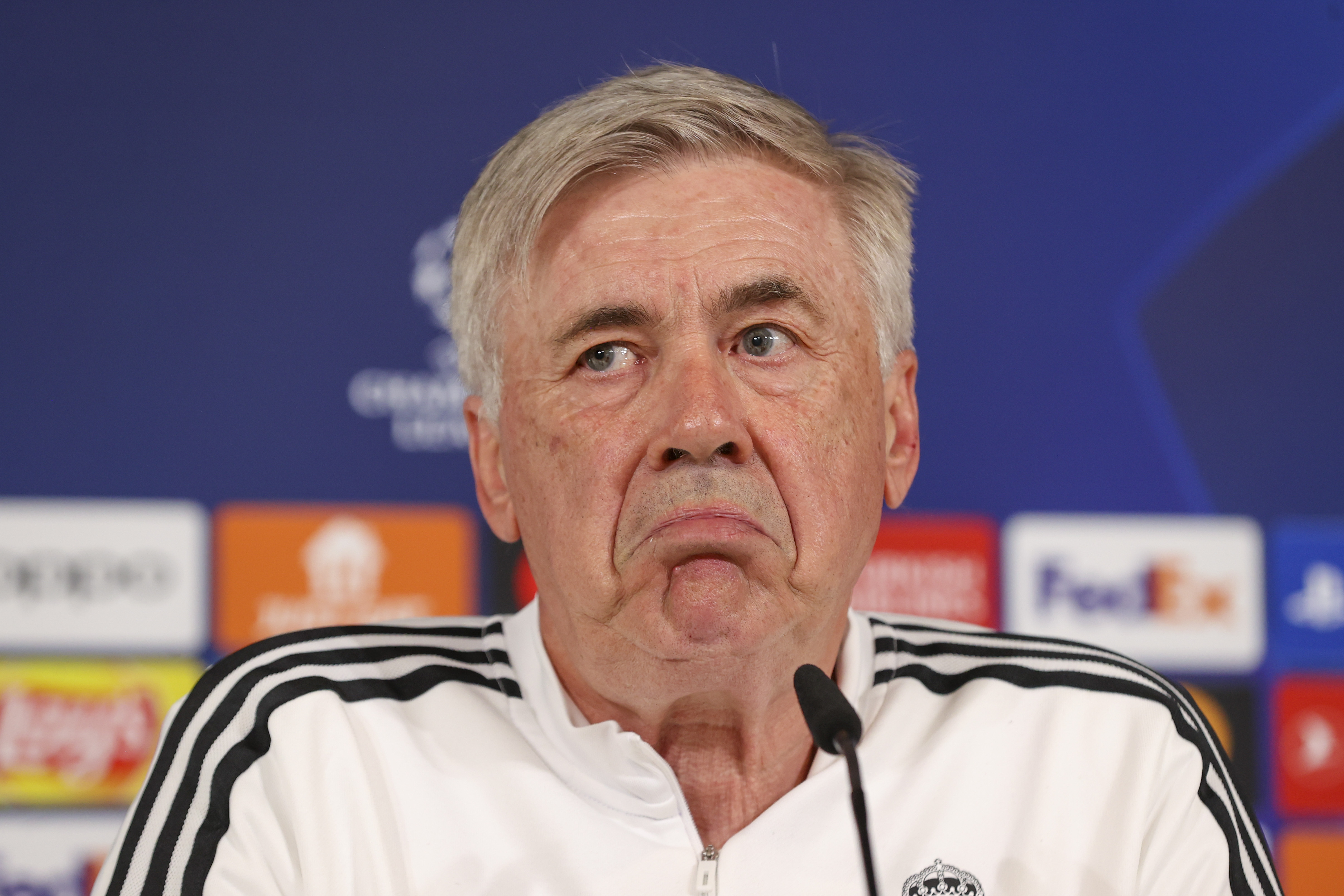 -FOTODELDÍA- MADRID, 08/05/2023.- El técnico italiano del Real Madrid, Carlo Ancelotti, durante la rueda de prensa ofrecida este lunes en la Ciudad Deportiva de Valdebebas. El Real Madrid se enfrentará mañana al Manchester City en el partido de semifinales de la Liga de Campeones. EFE/ Kiko Huesca