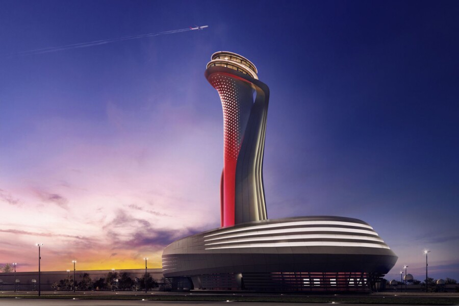 El Aeropuerto de Estambul (IST), el más grande de Turquía y uno de los más transitados del mundo, es un importante hub internacional que conecta más de 120 países y sirve como base de Turkish Airlines. Inaugurado en 2019 tras reemplazar al antiguo aeropuerto Atatürk, ha sido certificado como aeropuerto de 5 estrellas por la calidad de sus instalaciones, comodidad y servicios. Destaca por su amplia oferta comercial y gastronómica, así como por espacios de descanso, trabajo y experiencias culturales, posicionándose como uno de los aeropuertos más completos y modernos de Europa.