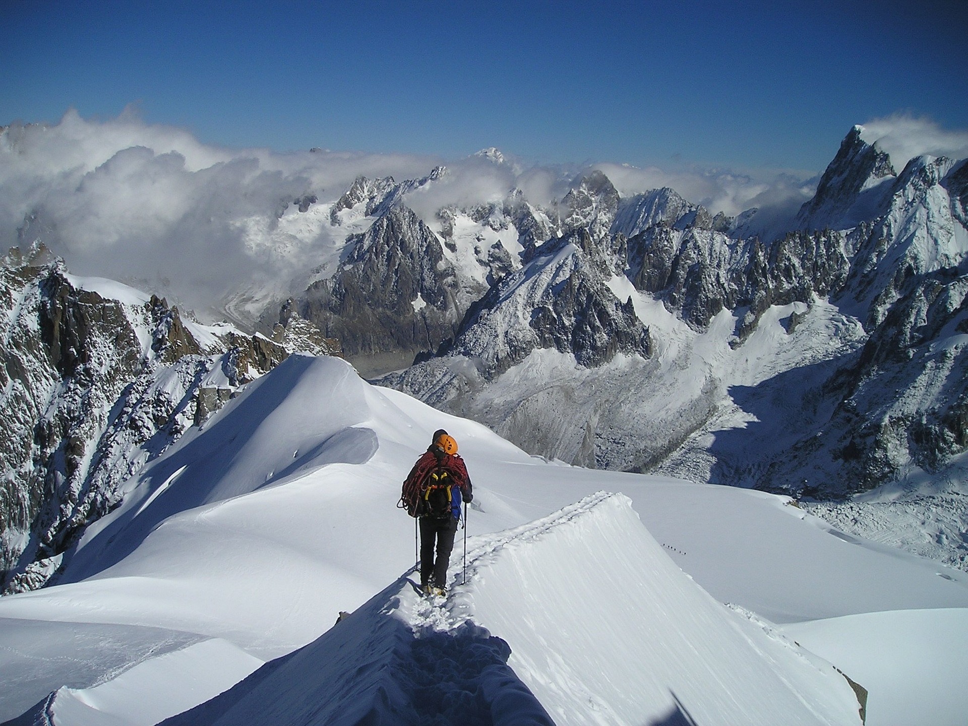 Chamonix atrae visitantes de todas partes como un paraíso para los deportes de invierno.