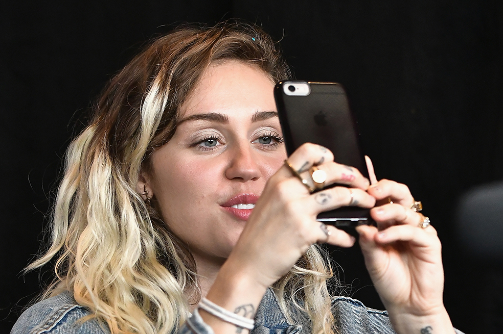 Publican fotos íntimas de Miley Cyrus, Tiger Woods y otras celebridades