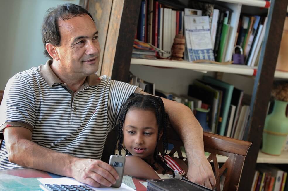 “Fin del exilio” para Domenico Lucano, el alcalde símbolo de la acogida de migrantes en Italia