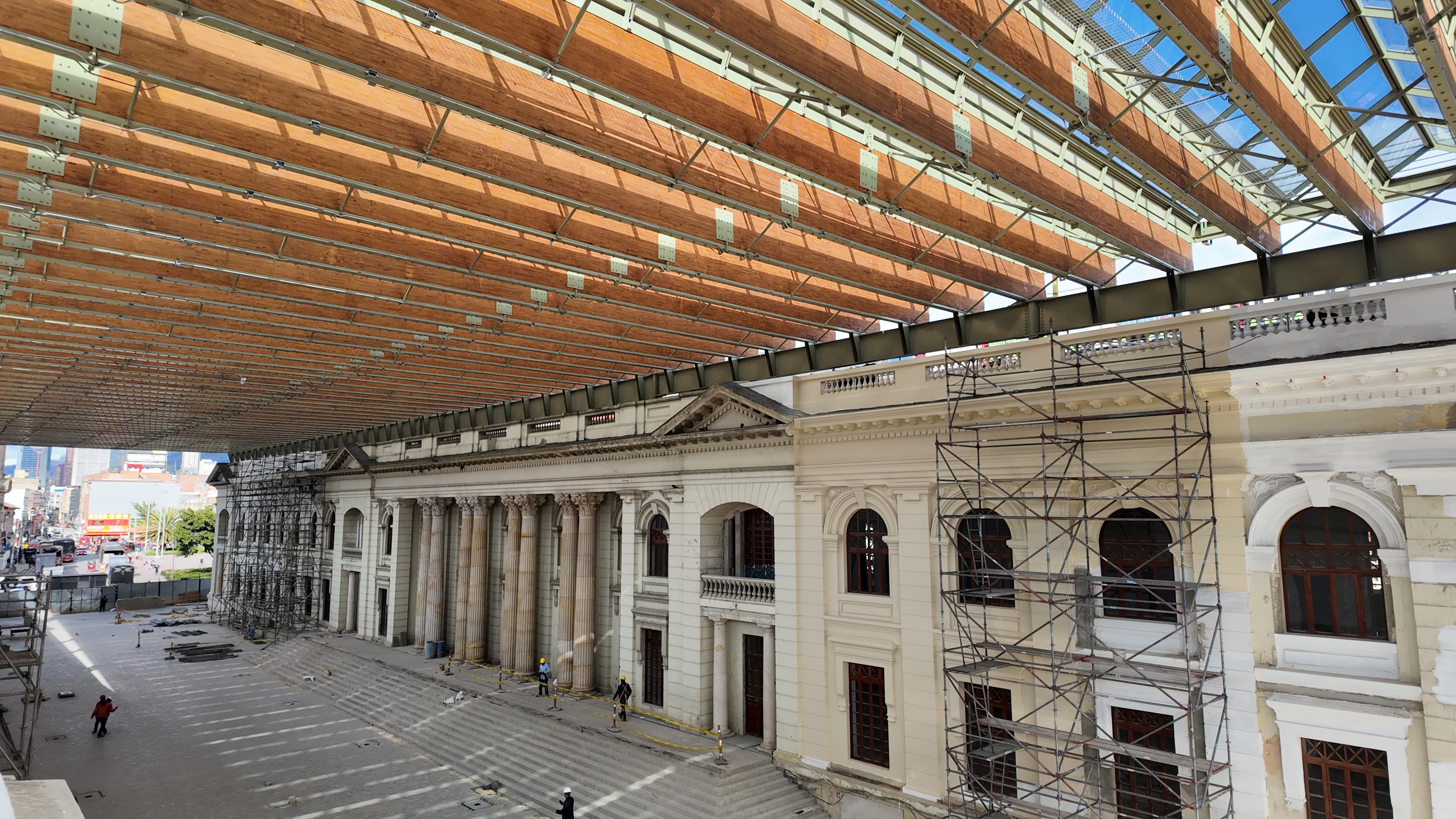 El Bronx Distrito Creativo se desarrolla en dos fases. En la primera se entregarán la plazoleta sobre la avenida Caracas, la Facultad de Medicina restaurada y espacios destinados a la circulación y comercialización de emprendimientos. Estos espacios también permitirán presentaciones de artes vivas, música, teatro y exposiciones.