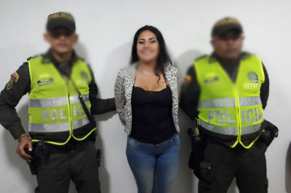 Mujer intentó retirar 680 millones de pesos con documentación falsa