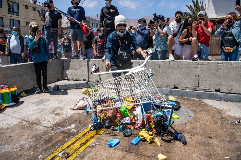 Un grupo de manifestantes xenófobos quemó las pertenencias de familias de migrantes venezolanos que formaron un campamento en las calles de Itquique.