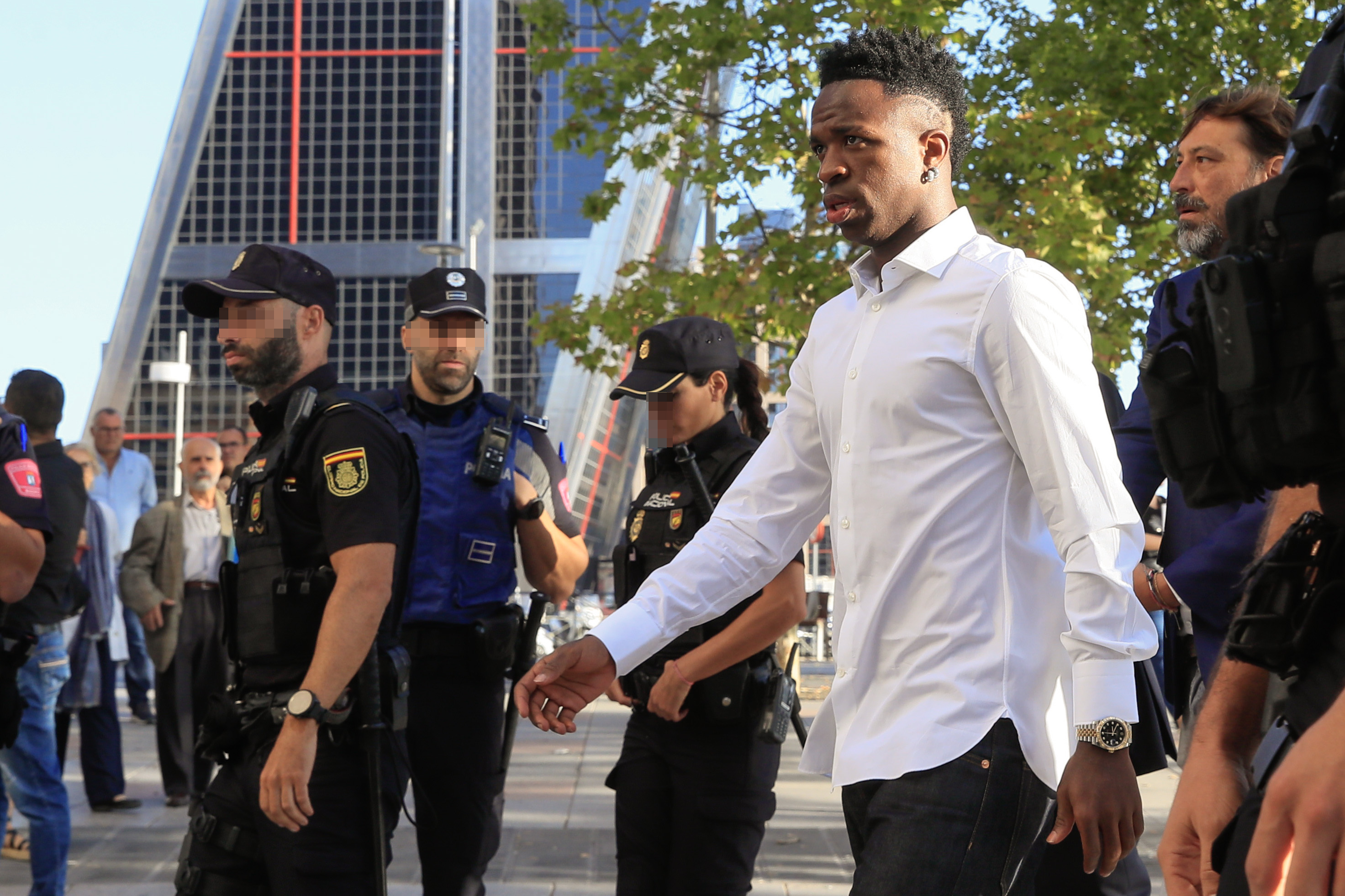-FOTODELDIA- MADRID, 05/10/2023.- El delantero brasileño del Real Madrid Vinicius Jr a su llegada a los juzgados de Plaza de Castilla en Madrid para declarar por videoconferencia desde un juzgado de Madrid, en condición de víctima, por los insultos racistas recibidos en el estadio valenciano de Mestalla el pasado 21 de mayo. EFE/ Fernando Alvarado