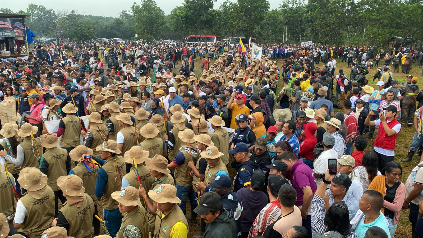 Las delegaciones campesinas presentes en el acto fueron convocadas por la Coordinadora del Suroriente Colombiano para los procesos agrarios ambientales y sociales (Cooscopas) que agrupa a organizaciones de Meta, Caquetá y Guaviare.