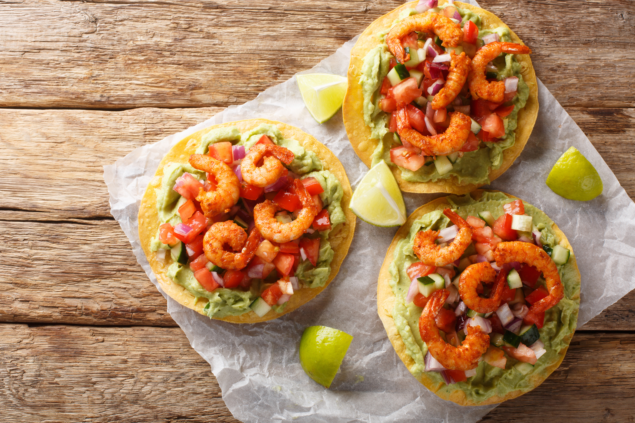 Tostadas de camarón con pico de gallo de mango