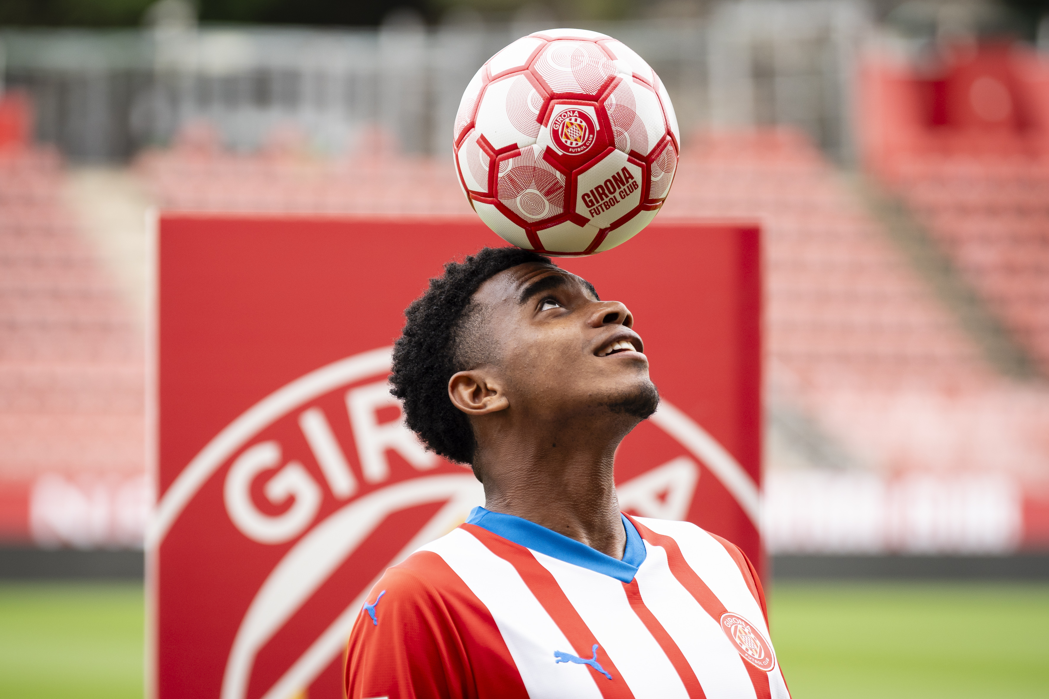 Así fue la presentación de Jhon Solís como nuevo jugador del Girona