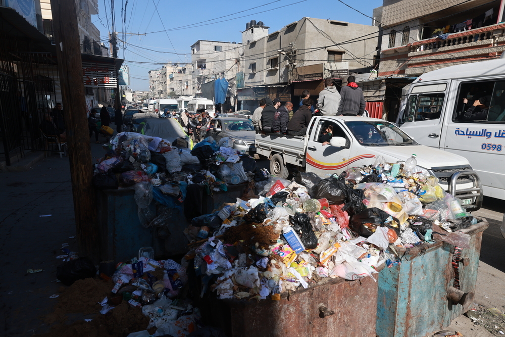 Los palestinos de Rafah, en la frontera con Egipto (que alguna vez fue una ciudad de 300.000 habitantes, pero que ahora alberga a 1,5 millones de personas desplazadas de toda Gaza) luchan por encontrar agua potable para beber, cocinar o lavar.
