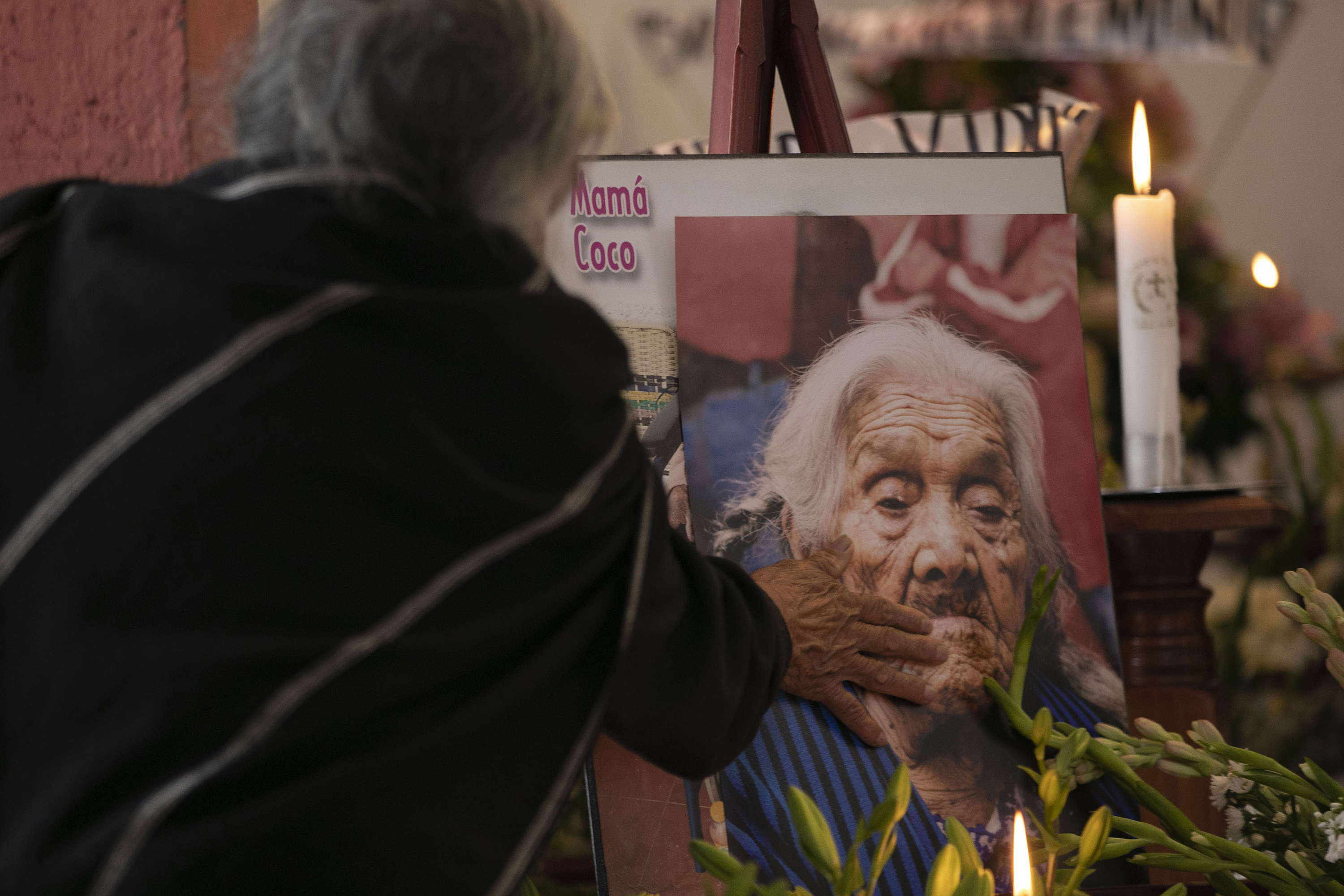 -FOTODELDIA- MEX6980.SANTA DE DE LA LAGUNA (MÉXICO), 17/10/2022.- Familiares y amigos asisten al funeral de María Salud Ramírez Caballero, “Mamá Coco” hoy en su hogar de la comunidad de Santa Fe de la Laguna, en el estado de Michoacán (México). Pobladores mexicanos se despidieron este lunes en un funeral de María Salud Ramírez, conocida por inspirar el personaje de "Mamá Coco" de la icónica película de Disney-Pixar, tras su muerte en su natal Santa Fe de la Laguna, en el oriental estado de Michoacán. EFE/Iván Villanueva