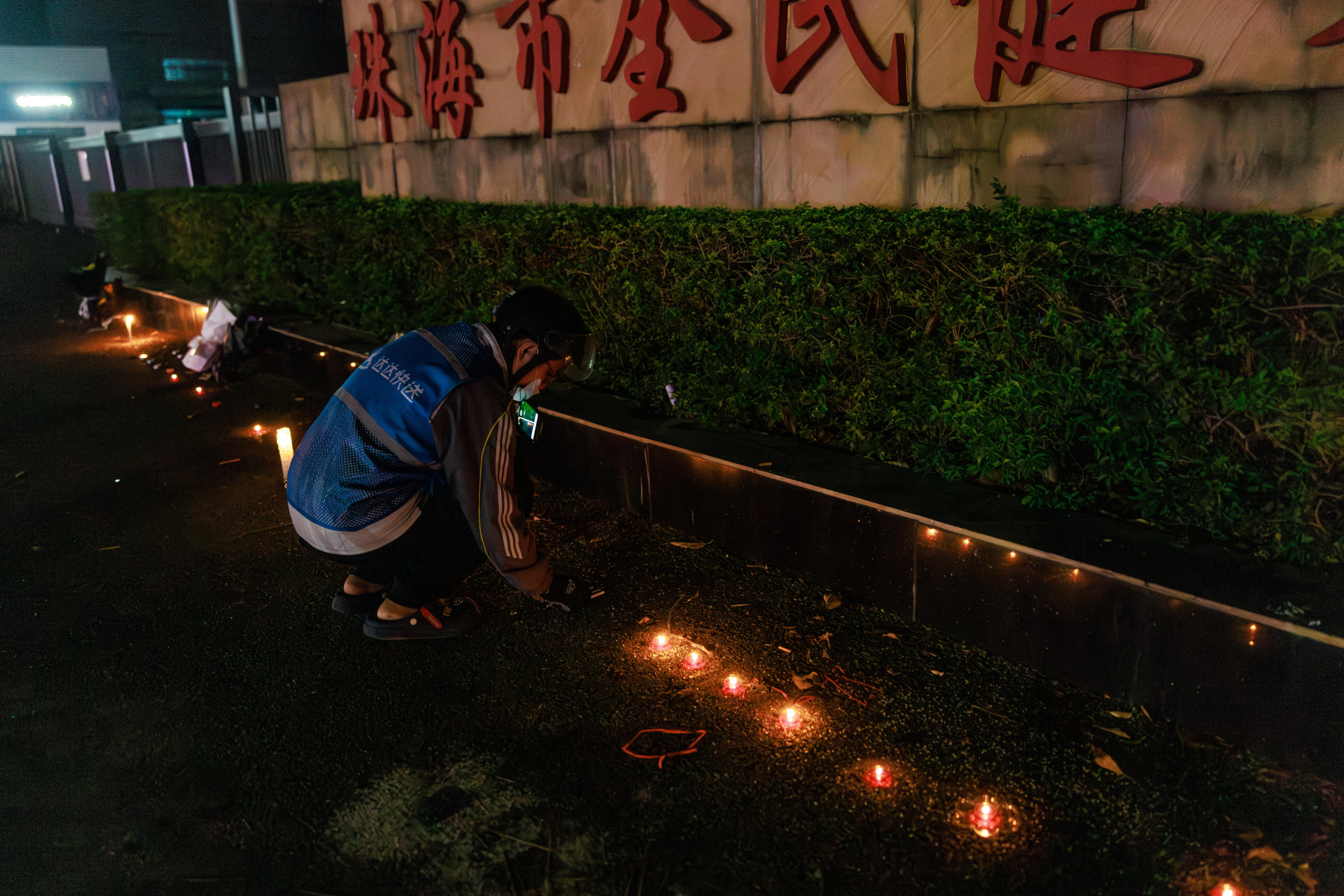 Zhuhai (China), 12/11/2024.- A man brings flowers for the victims of a car ramming incident, at the entrance to the Zhuhai Sports Center in Zhuhai, China, 12 November 2024. According to state media, at least 35 people were killed and 43 others severely injured on the evening of 11 November after a car crashed into pedestrians in a sports center in Zhuhai, Guangdong Province. According to police, a 62-year-old suspect was being treated at a hospital after injuring himself. EFE/EPA/ALEX PLAVEVSKI