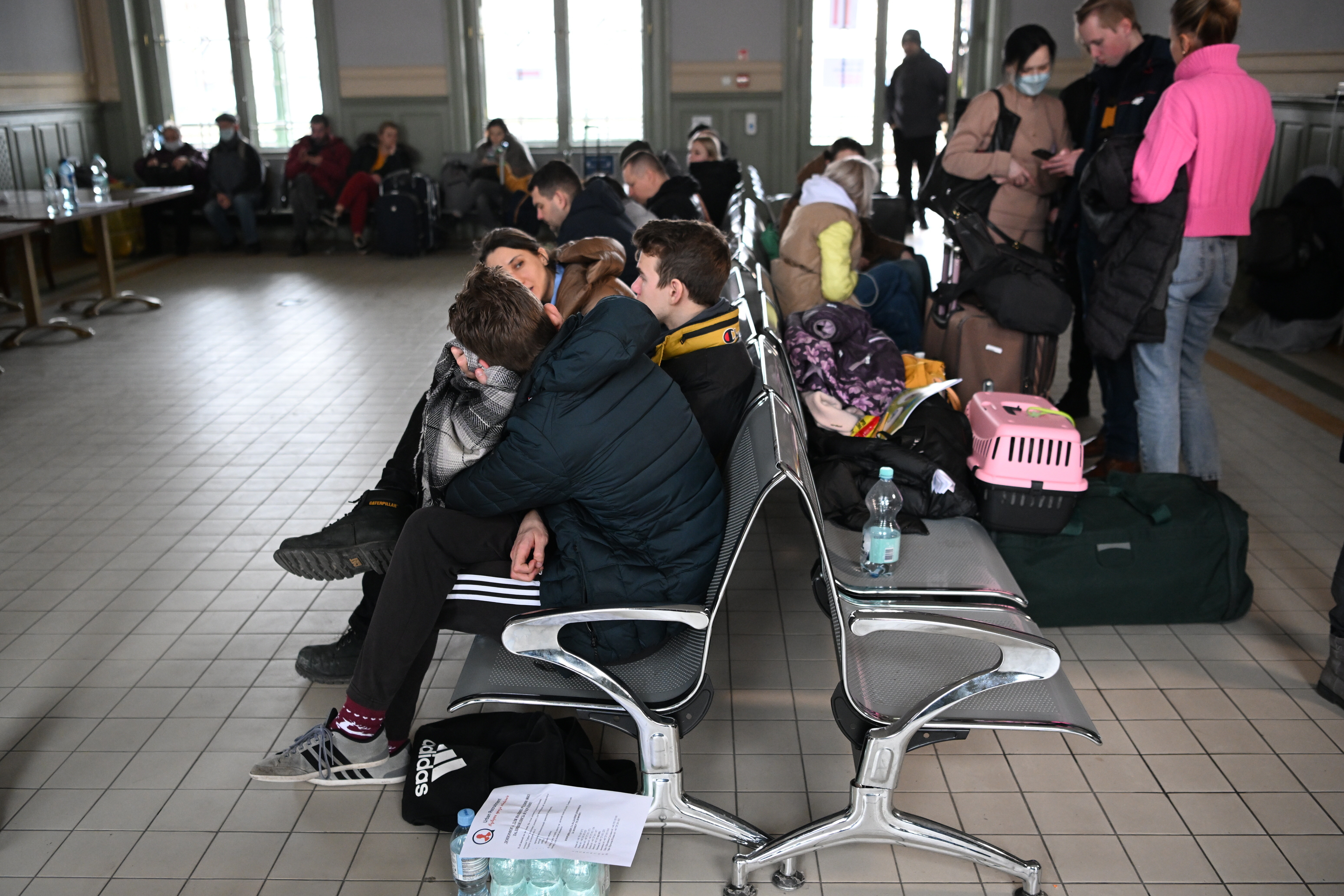Ucranianos se refugian en una estación de tren en Polonia