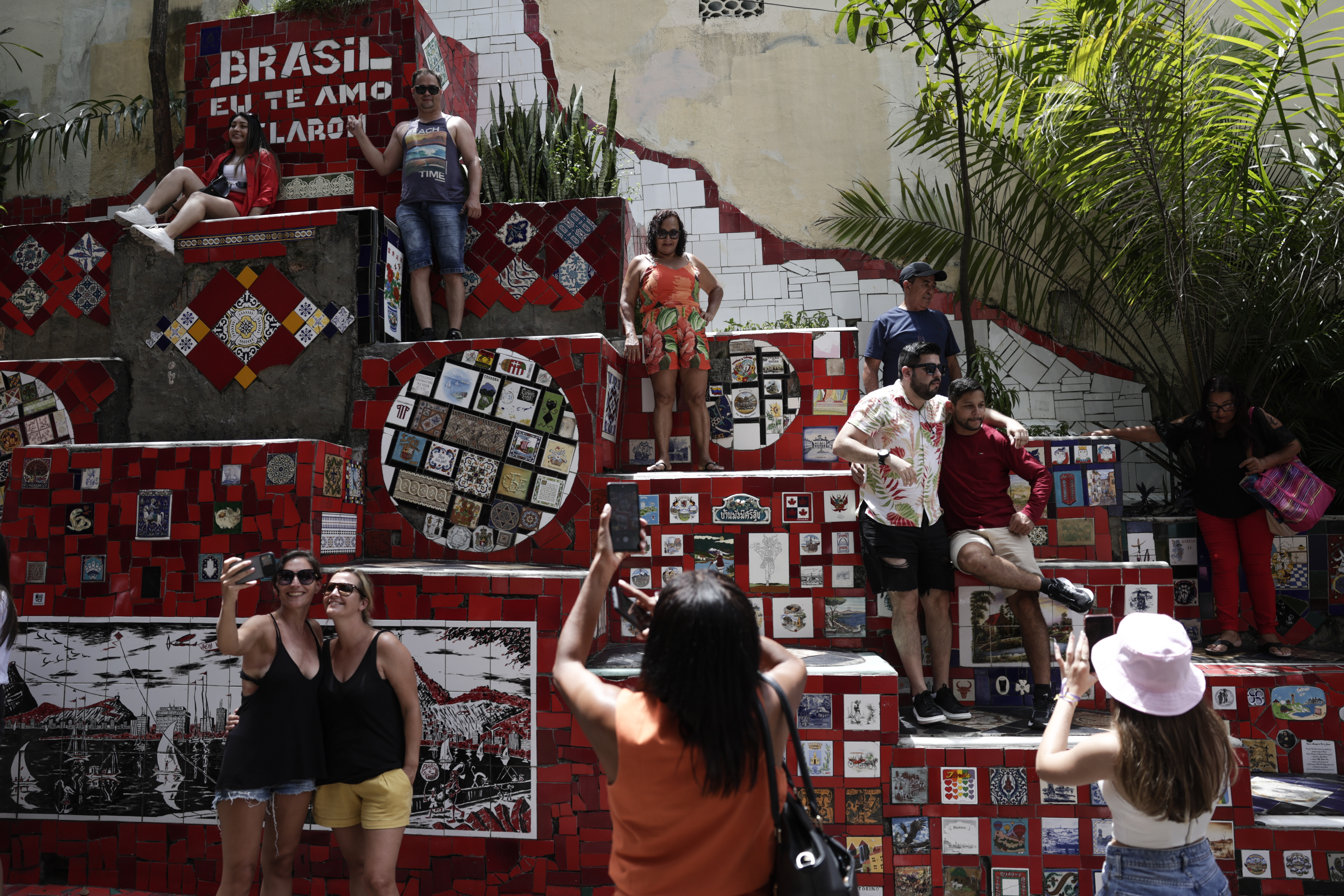 AME8215. RÍO DE JANEIRO (BRASIL), 31/01/2023.- Turistas posan para fotos en la Escalera de Selarón, el 23 de enero de 2023, en el centro de Río de Janeiro (Brasil). Los hoteles, restaurantes y aeropuertos de la mayoría de los destinos turísticos de Suramérica prácticamente ya han recuperado su bullicio habitual, tres años después de que la pandemia dejara el sector en añicos. EFE/ Antonio Lacerda