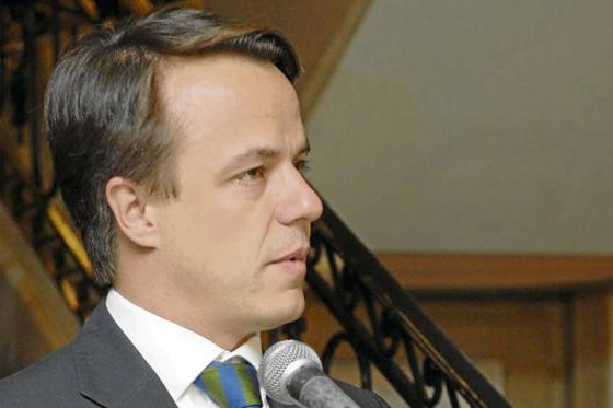 Minhacienda dice que en presupuesto de 2015 hay suficientes recursos para la paz
