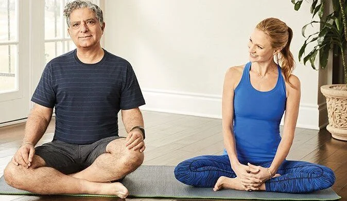 Las lecciones de Deepak Chopra y su profesora de yoga en un libro