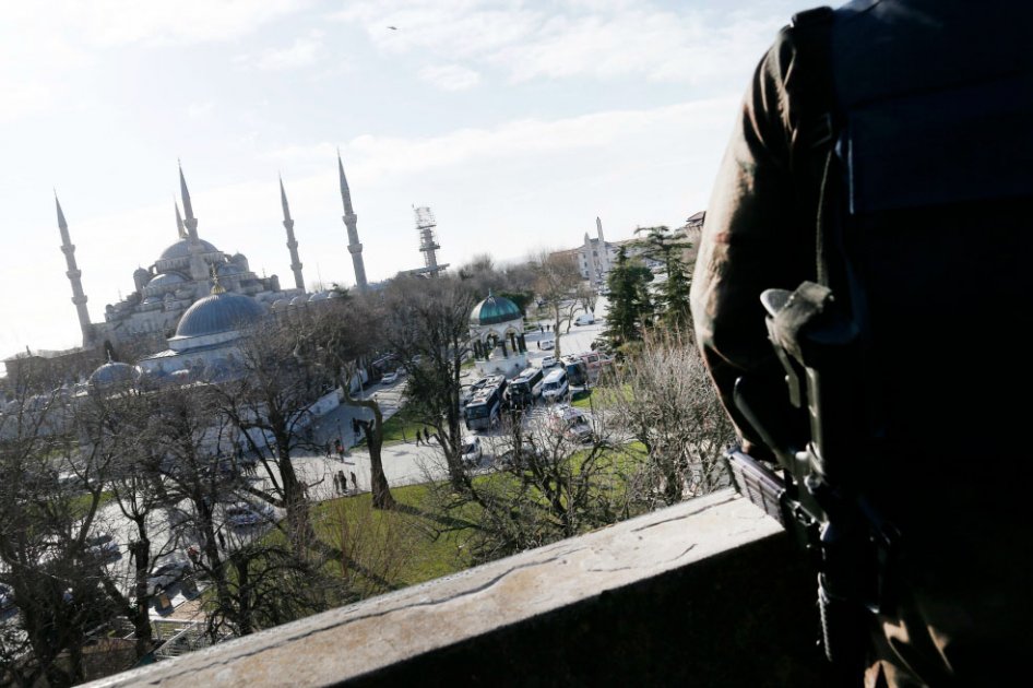 Un soldado turco vigila la Mezquita Azul, en Estambul, donde ocurrió el atentado suicida. / EFE