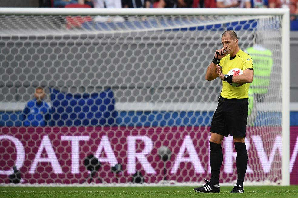 Néstor Pitana se comunica con los asistentes del VAR en el gol que le terminó anulando a André Gomes / AFP