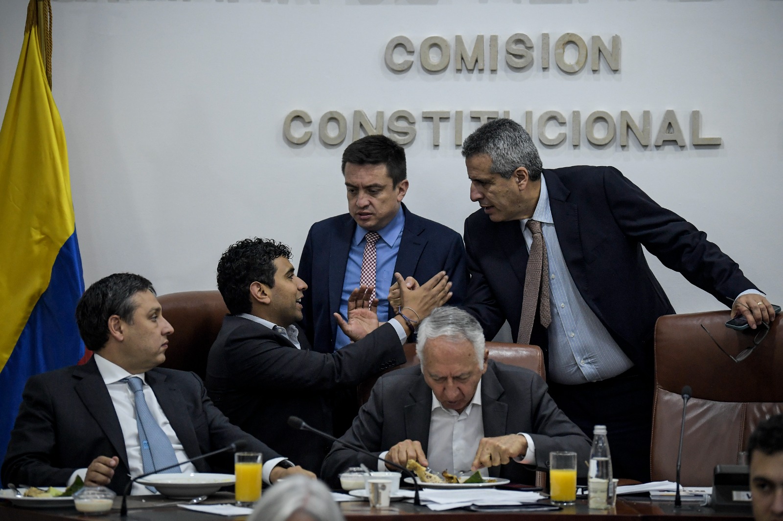 Reforma a la salud: Petro celebra, oposición dice que destruye el sistema