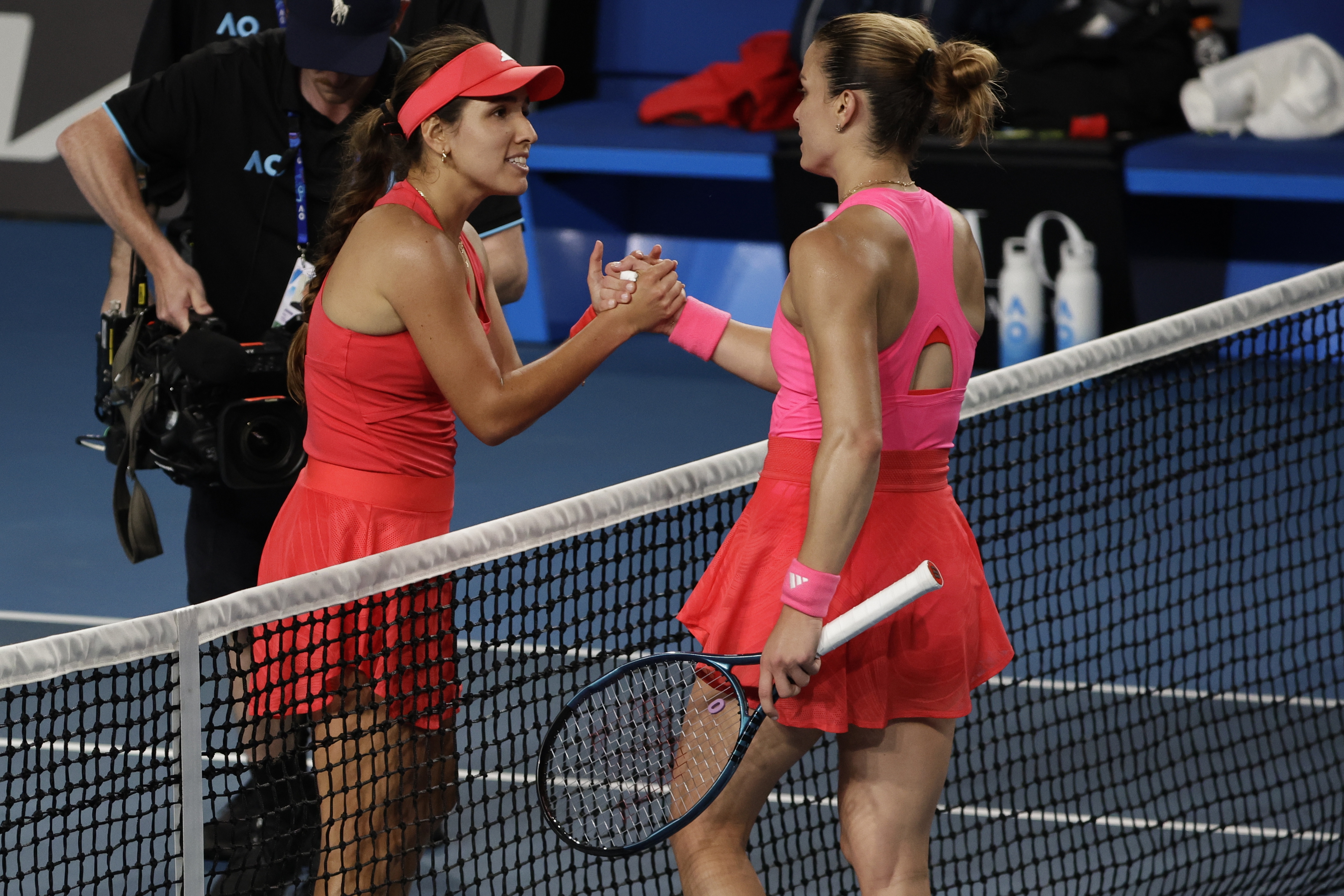 Melbourne (Australia), 14/01/2025.- Camila Osorio (L) of Colombia celebrates winning her Women's round 1 match against Maria Sakkari (R) of Greece at the Australian Open tennis tournament in Melbourne, Australia, 14 January 2025. (Tenis, Grecia) EFE/EPA/ROLEX DELA PENA