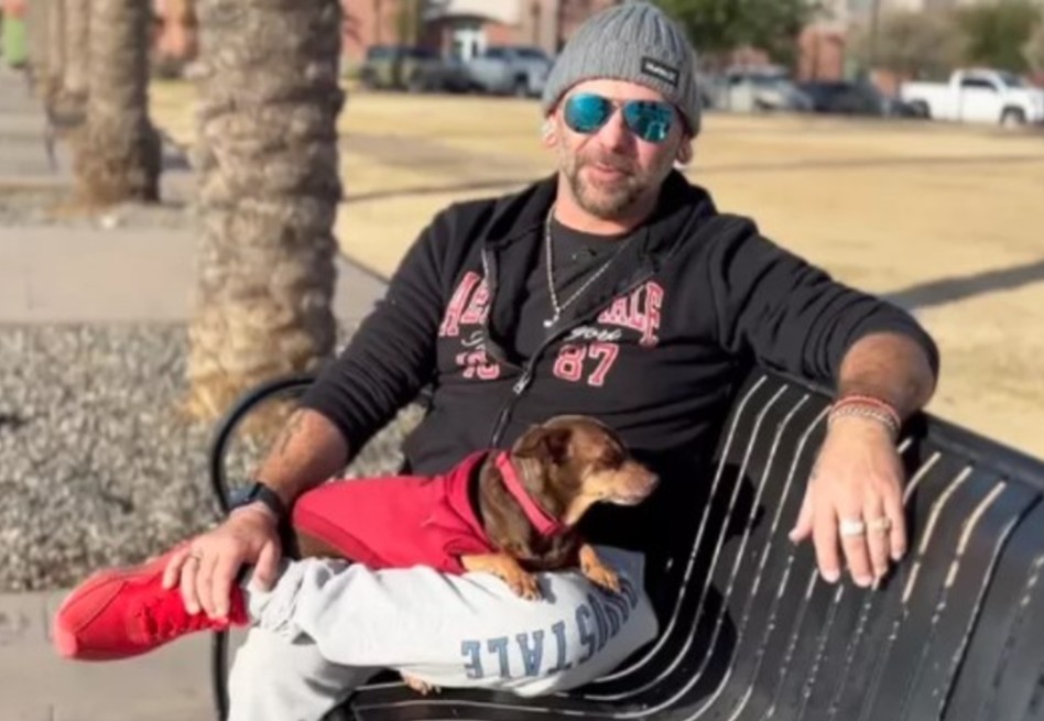 Mensaje inesperado: hombre recupera a su perro después de ocho años de búsqueda